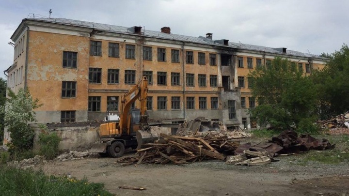 На ВИЗ-бульваре начали сносить одну из старейших школ Екатеринбурга