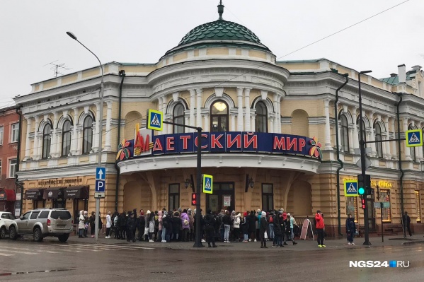 Толпа за бесплатной одеждой Толпа за бесплатной одеждой