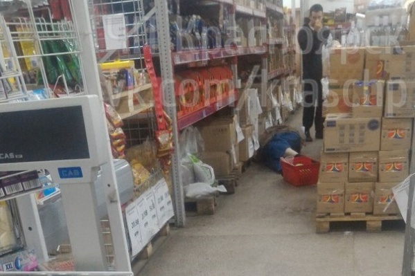 Очевидцы возмутились, что магазин не закрыл двери для покупателей Очевидцы возмутились, что магазин не закрыл двери для покупателей