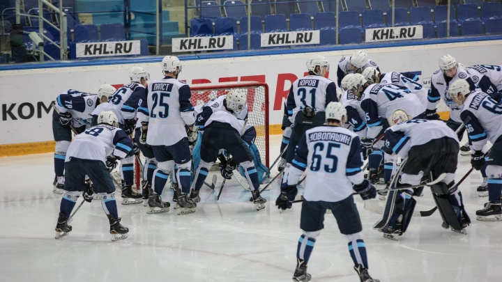 Хоккей: «Сибирские снайперы» проиграли на выезде команде из Нижнекамска