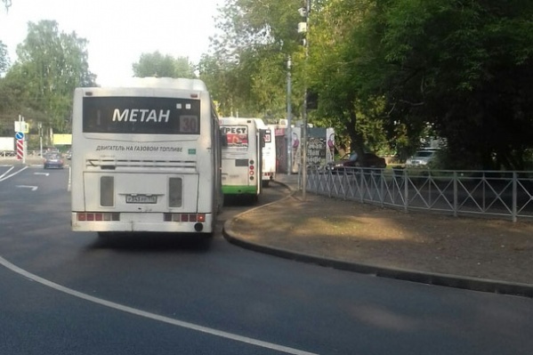 Все автобусы не помещаются на конечной остановке Все автобусы не помещаются на конечной остановке