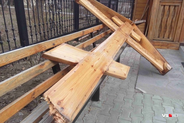 Вандалы на куски разрубили поклонный крест храма Иоанна Предтечи в Волгограде