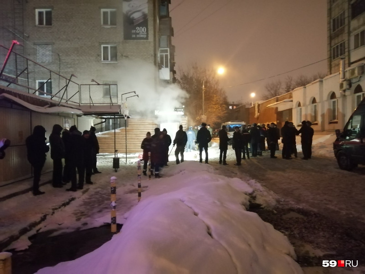 Из помещения отеля валит пар Из помещения отеля валит пар