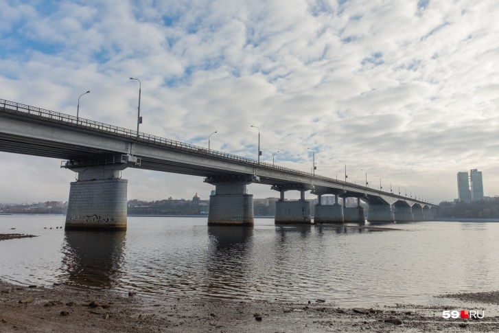 Женщина упала с Коммунального моста рано утром 8 апреля Женщина упала с Коммунального моста рано утром 8 апреля