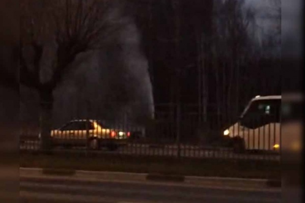 Очевидцы сообщают, что струя воды била на несколько метров вверх Очевидцы сообщают, что струя воды била на несколько метров вверх