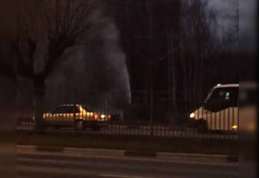 «Фонтанировал на несколько метров»: в Ярославле на водопроводе произошла авария