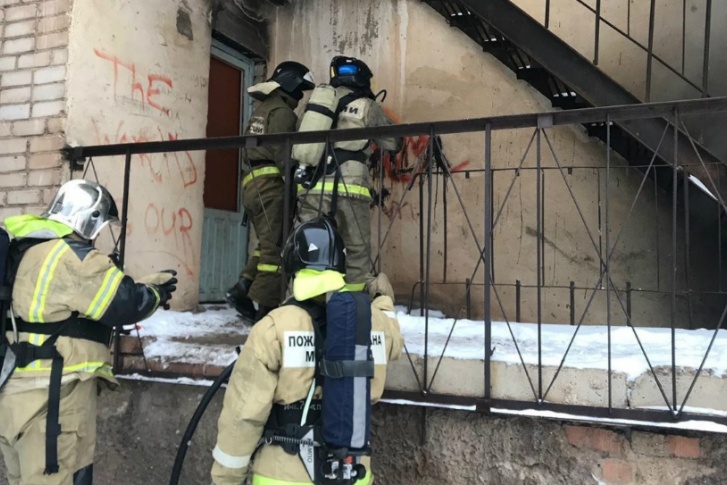 Возгорание началось в тамбуре под пожарной лестницей Возгорание началось в тамбуре под пожарной лестницей