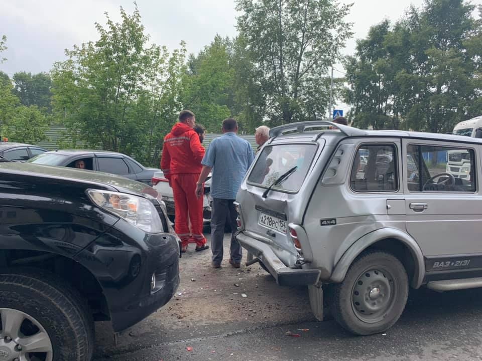 На месте аварии работают аварийные комиссары На месте аварии работают аварийные комиссары