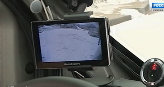 Монитор показывает ситуацию, датчик предупреждает, что на дороге человек