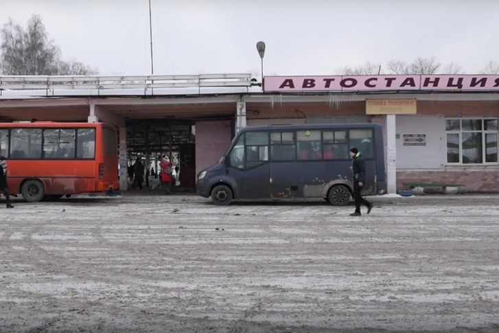 Пассажирам приходилось подолгу ждать автобус на морозе