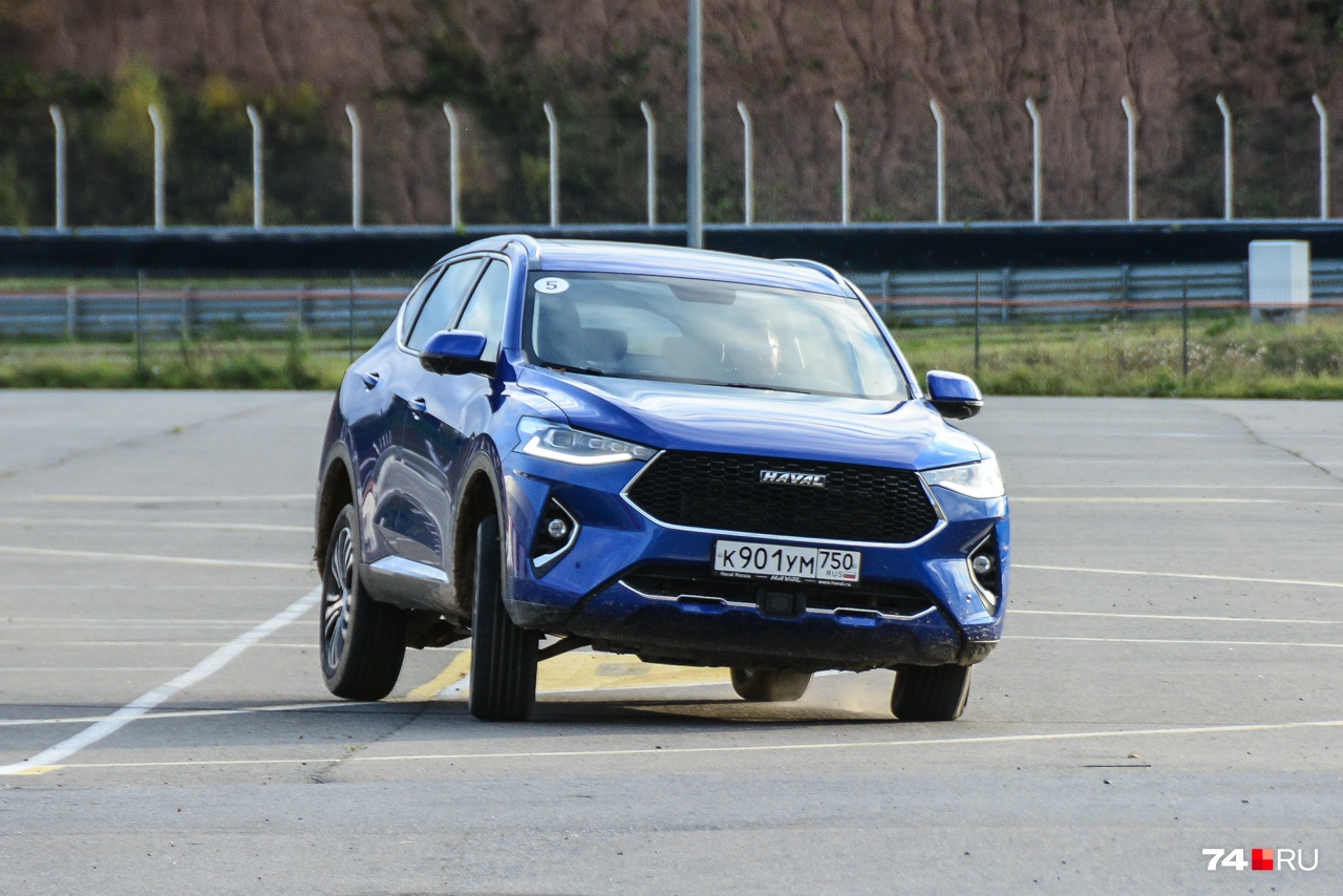 При резких перестановках Haval F7 драматично припадает на один борт, но чего-то особенно страшного не происходит: в худшем случае он начинает скользить передней осью При резких перестановках Haval F7 драматично припадает на один борт, но чего-то особенно страшного не происходит: в худшем случае он начинает скользить передней осью