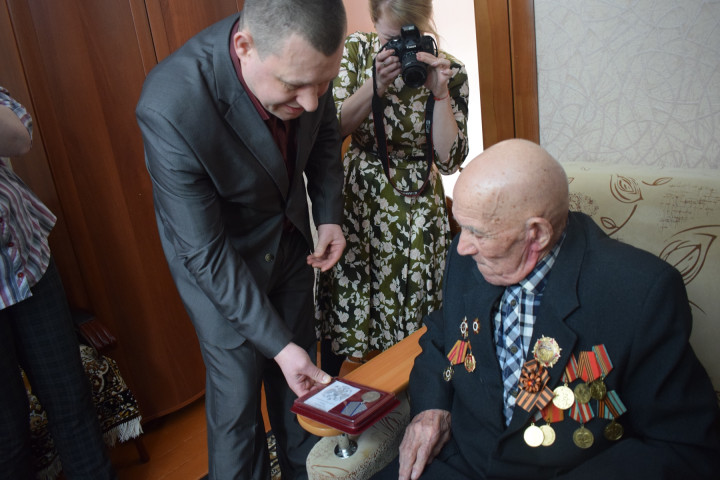 Числился пропавшим без вести: ветерану из Челябинской области вернули медаль, утерянную в годы войны