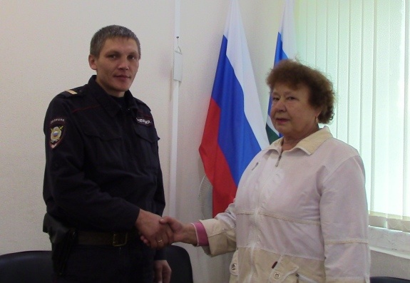 На Урале полицейские вывели из леса пенсионерку с помощью сирены на патрульной машине