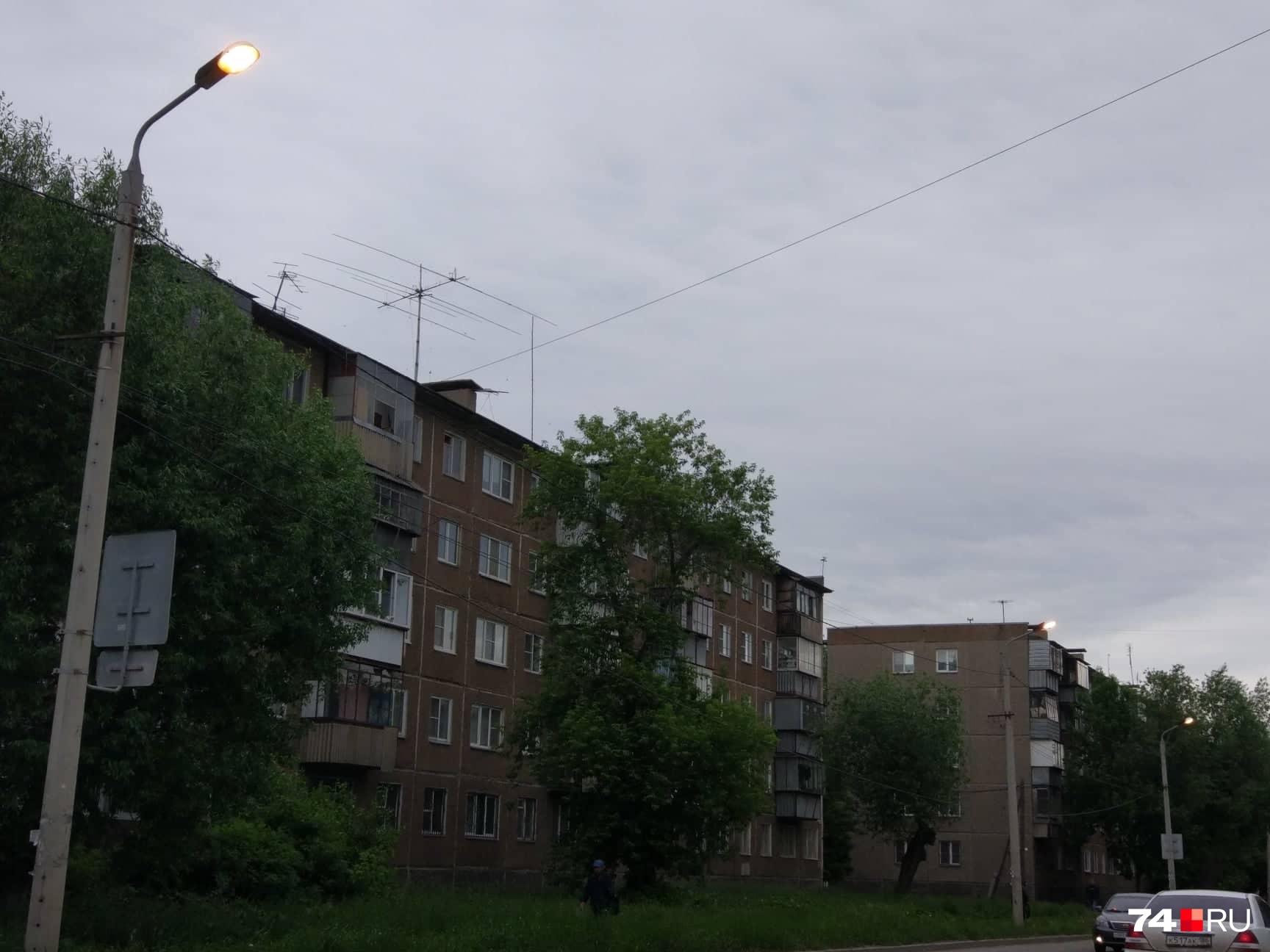 Фонари продолжали гореть, когда на улице было уже светло, как днём Фонари продолжали гореть, когда на улице было уже светло, как днём