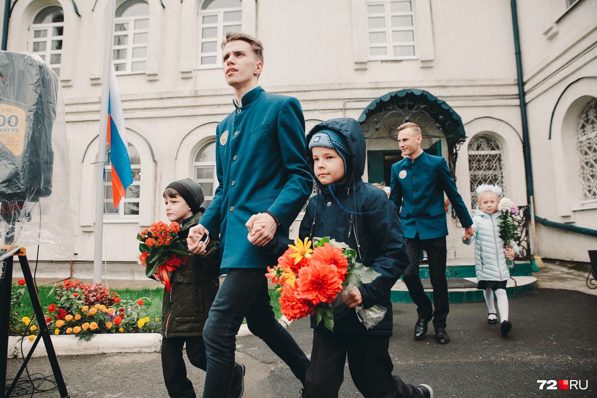 Вы только посмотрите, какая красивая форма у гимназистов! Вы только посмотрите, какая красивая форма у гимназистов!