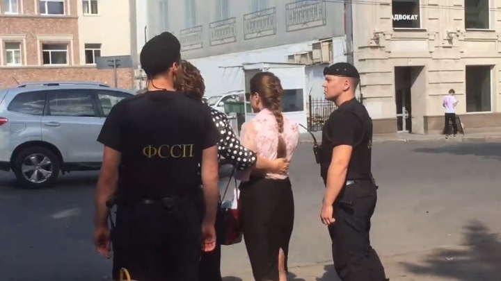 Судебные приставы проводили до такси: в Уфе снова перенесли заседание по секс-скандалу в полиции