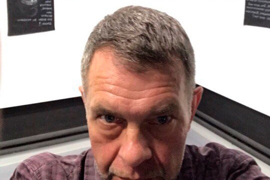 Константин Скотников на фоне своих работ Константин Скотников на фоне своих работ