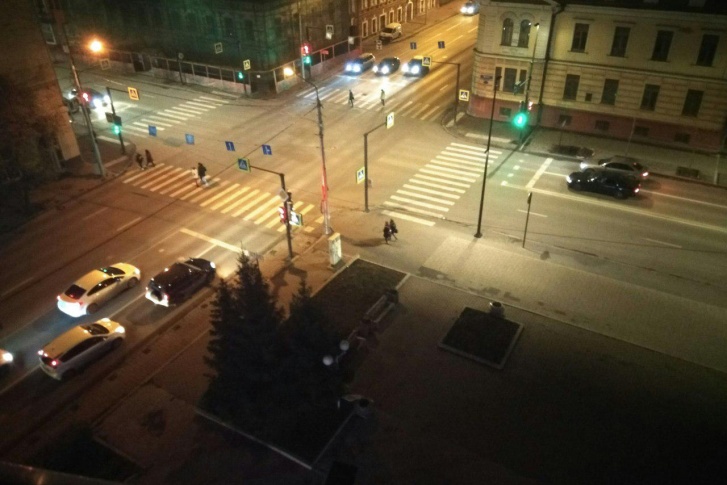 Так освещается перекресток на Вайнбаума в темное время суток Так освещается перекресток на Вайнбаума в темное время суток