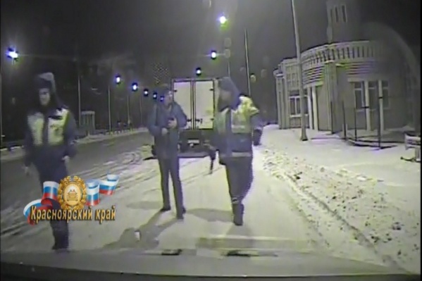Вместо скорой полицейские усадили мужчину в патрульный автомобиль и увезли в больницу Вместо скорой полицейские усадили мужчину в патрульный автомобиль и увезли в больницу