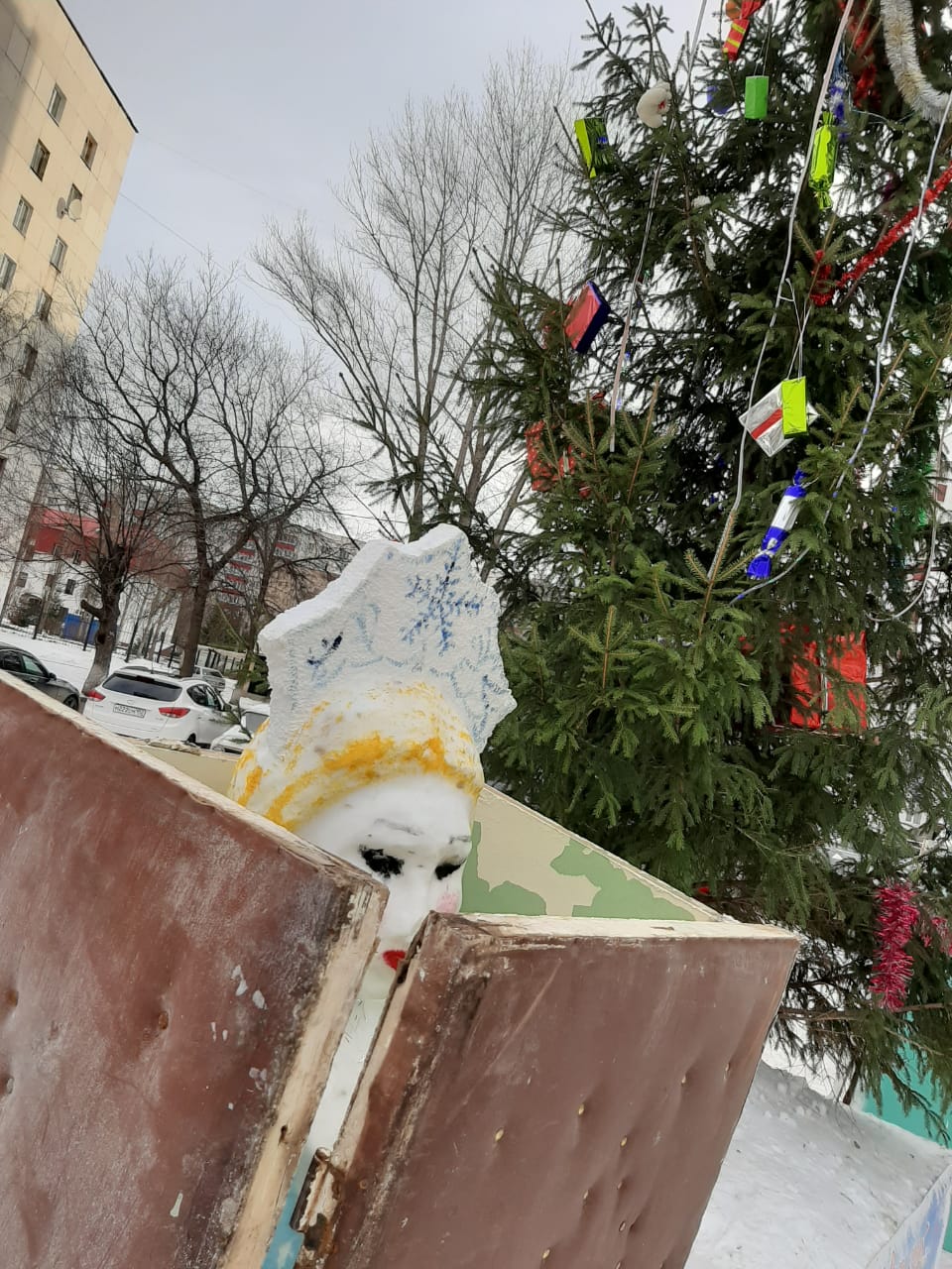 Внучка — вся в своего знаменитого дедушку. Судя по тому, что она тоже спряталась, пугать горожан — их совместное семейное увлечение Внучка — вся в своего знаменитого дедушку. Судя по тому, что она тоже спряталась, пугать горожан — их совместное семейное увлечение