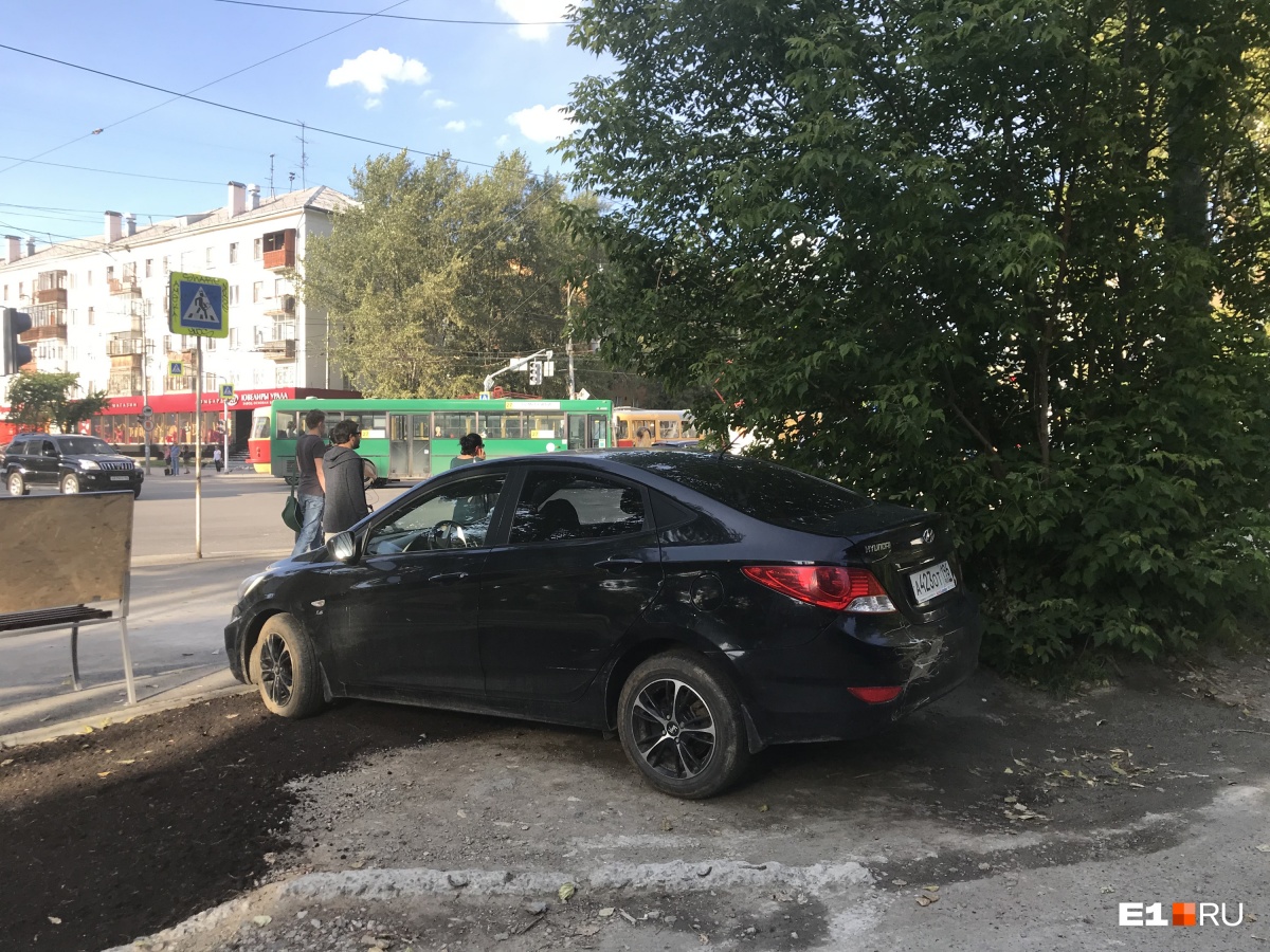 «Я паркуюсь как...»: автохамы в Екатеринбурге стали использовать цепи, чтобы их не эвакуировали