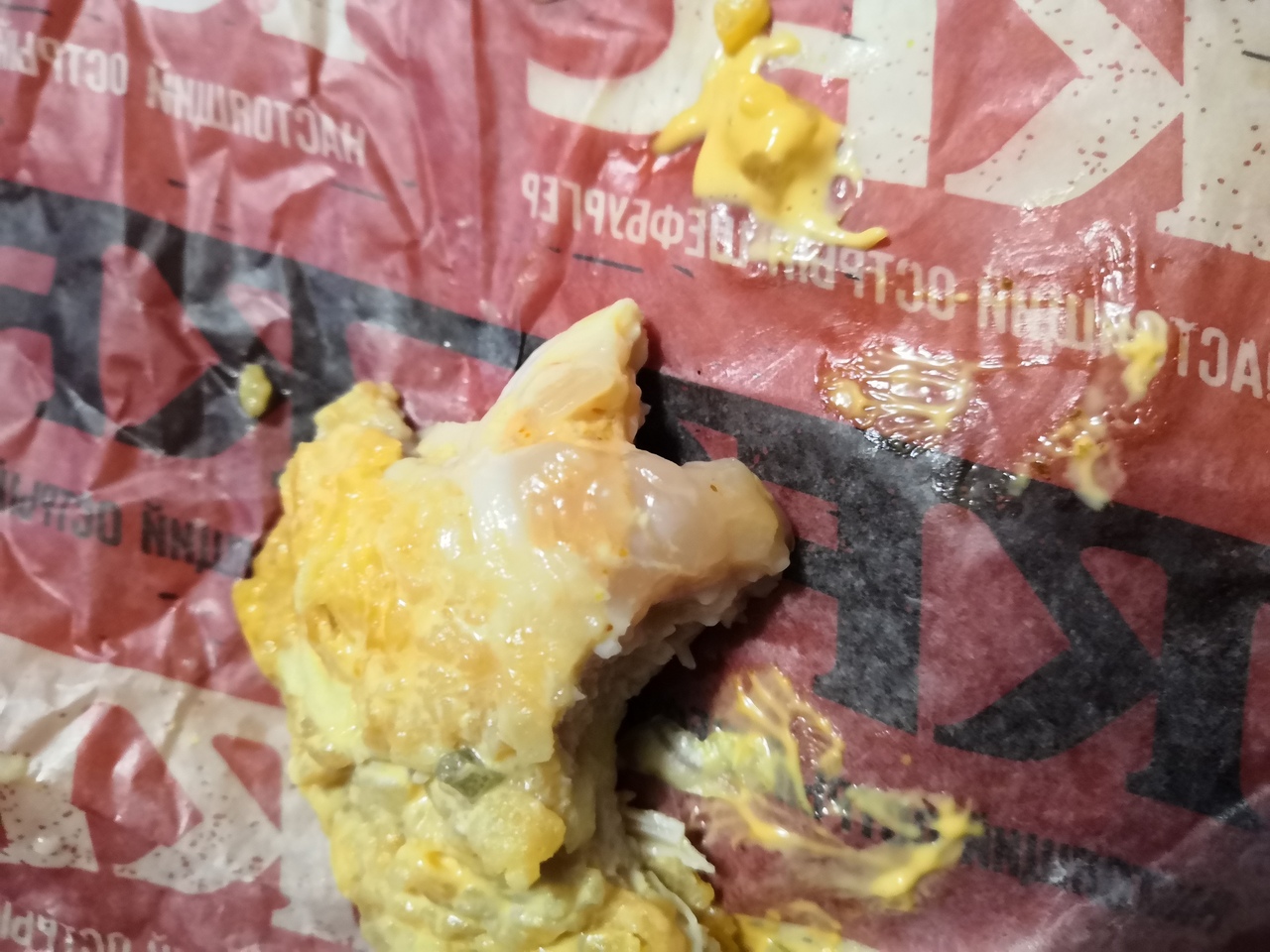 Кусок сырого куриного мяса — не то, чего ждешь от традиционного бургера Кусок сырого куриного мяса — не то, чего ждешь от традиционного бургера