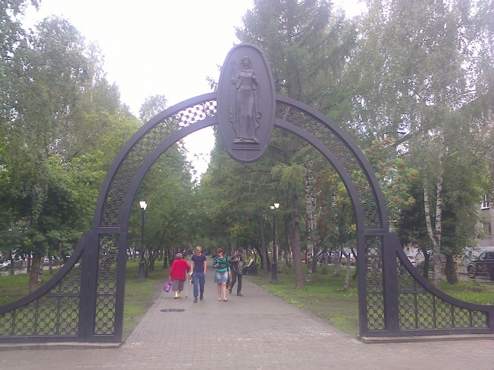 В Кузбассе открыли сквер с ажурными арками и чугунными диванами (фото)