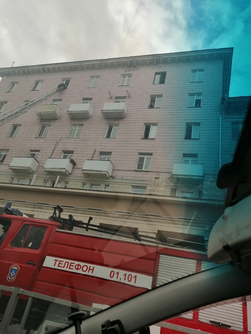 Из-за пожара в шахте лифта эвакуировали полсотни жильцов дома на Красрабе