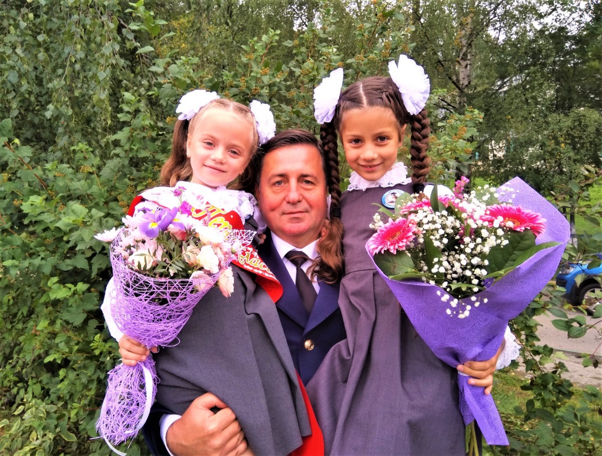 — Сегодня у меня большой праздник, — написал Владимир Дьяков. — Младшая дочь Амелия пошла в первый класс, а старшая дочь Иллария — во второй!