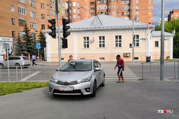 Этот автохам припарковался на Свердлова, 20а Этот автохам припарковался на Свердлова, 20а
