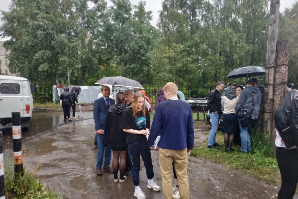 Около здания остаются студенты и преподаватели техникума<br> Около здания остаются студенты и преподаватели техникума<br>