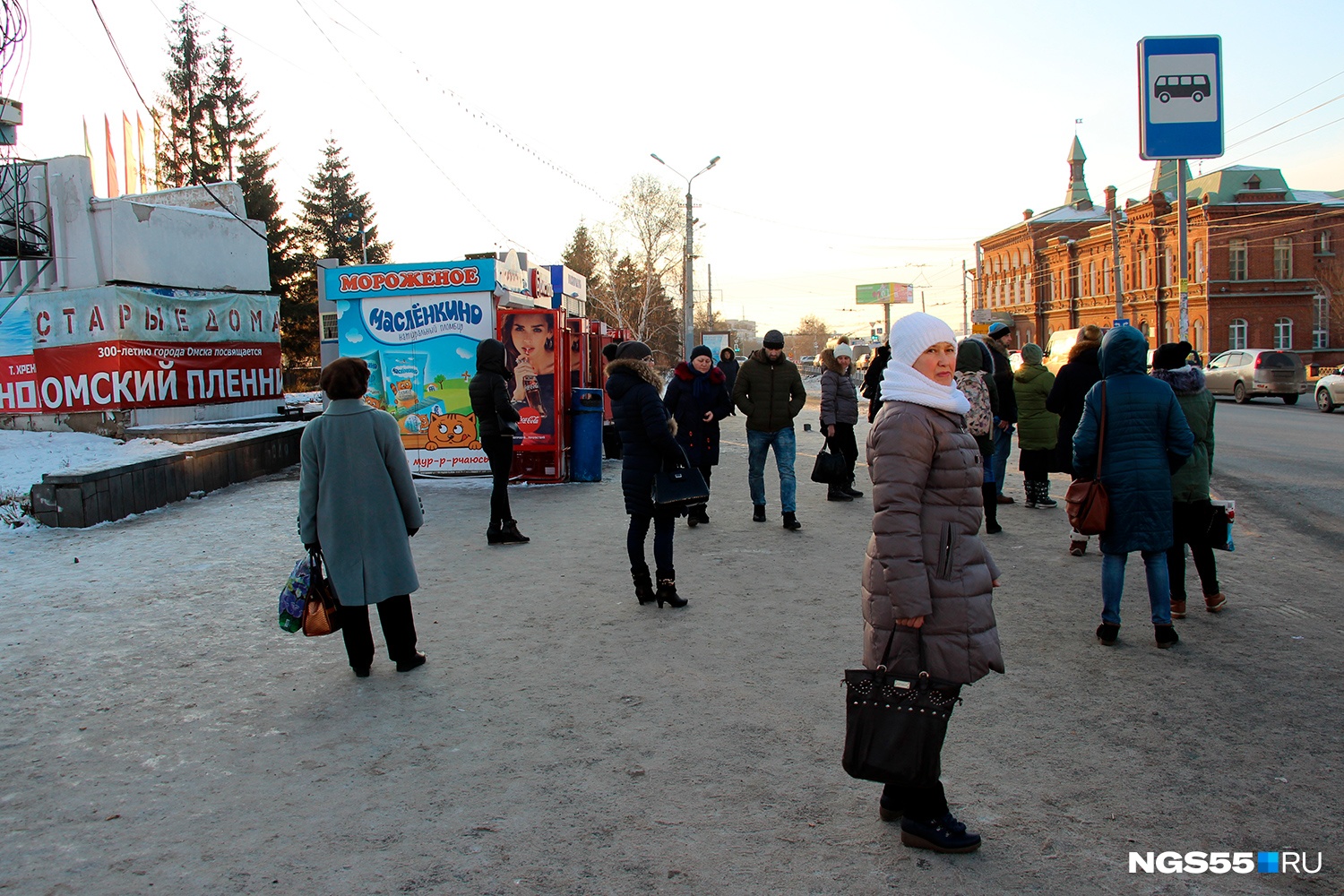 Нгс новости омск. Остановки Омск. Остановка Театральная площадь Омск. Центр Омска остановки. Остановка Омск люди.