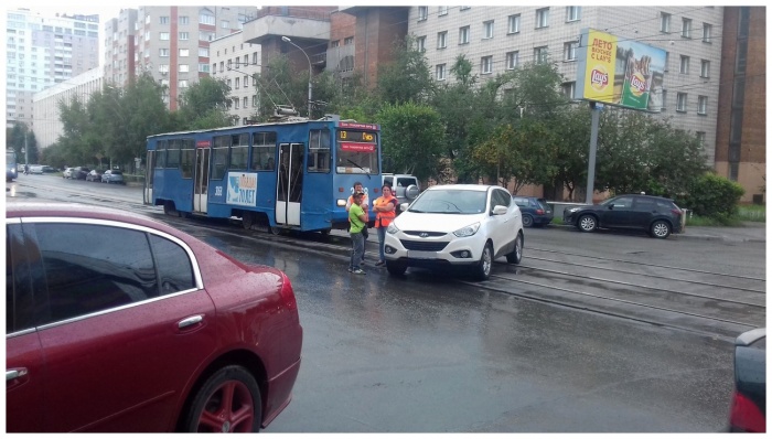 «Я паркуюсь как чудак»: джип на путях — и пусть весь мир подождёт (фото)