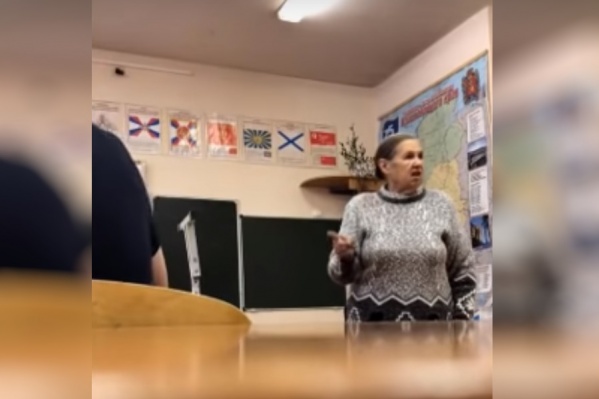 Учительница отчитывает учеников 10А в школе посёлка Таёжный Учительница отчитывает учеников 10А в школе посёлка Таёжный