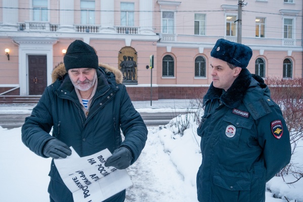 Сегодня Александр Иевлев также провел одиночный пикет возле входа в Управление МВД России по Архангельской области, «встретив» таким образом нового начальника ведомства <a href="https://29.ru/text/politics/66419071/" target="_blank" class="_">Александра Прядко</a>. Что интересно, стоял активист с тем же плакатом, с которым его задержали в 2017 году перед открытием Арктического форума Сегодня Александр Иевлев также провел одиночный пикет возле входа в Управление МВД России по Архангельской области, «встретив» таким образом нового начальника ведомства <a href="https://29.ru/text/politics/66419071/" target="_blank" class="_">Александра Прядко</a>. Что интересно, стоял активист с тем же плакатом, с которым его задержали в 2017 году перед открытием Арктического форума