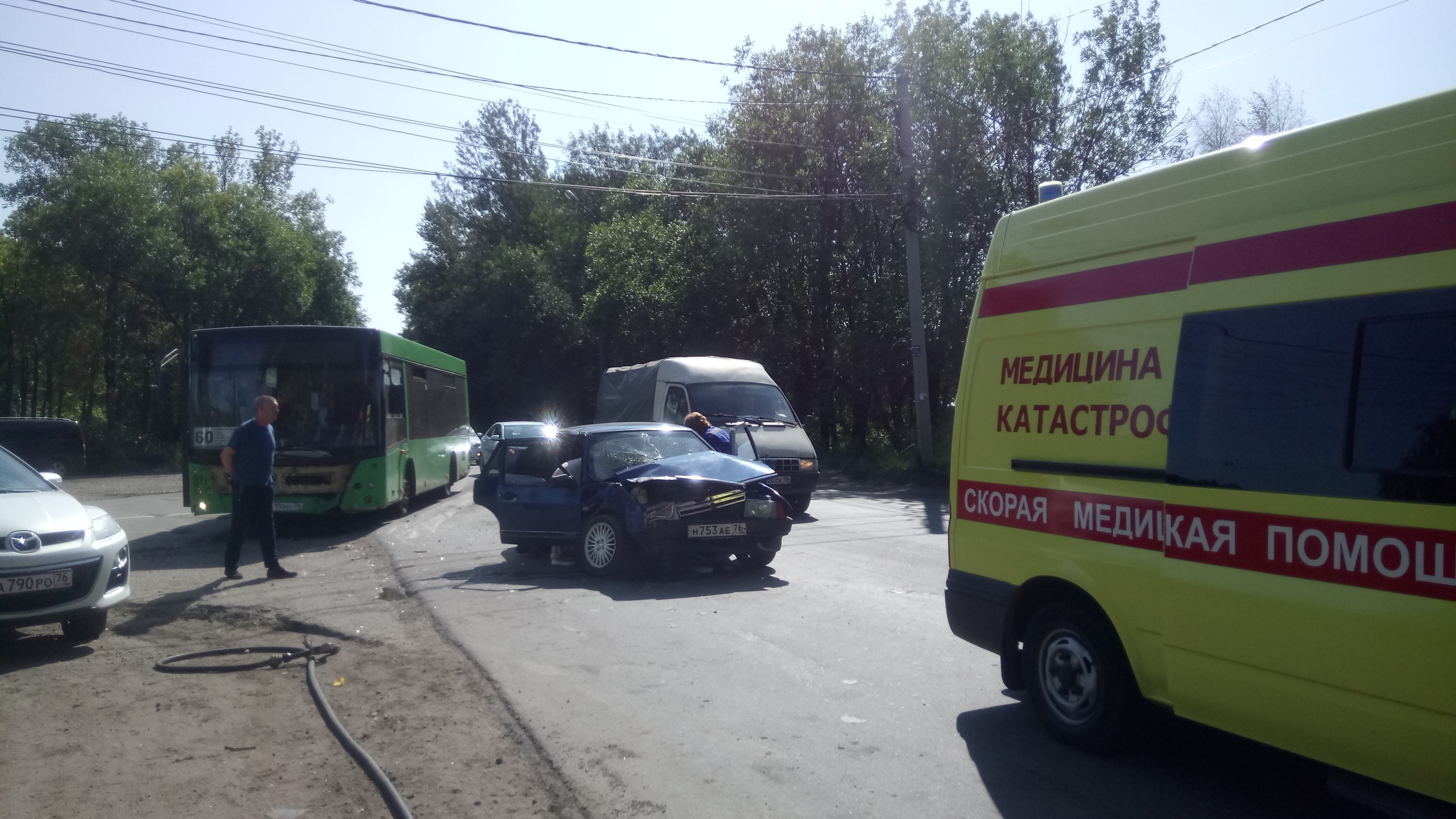 В Ярославле легковушка протаранила автобус с людьми: пострадали пассажиры