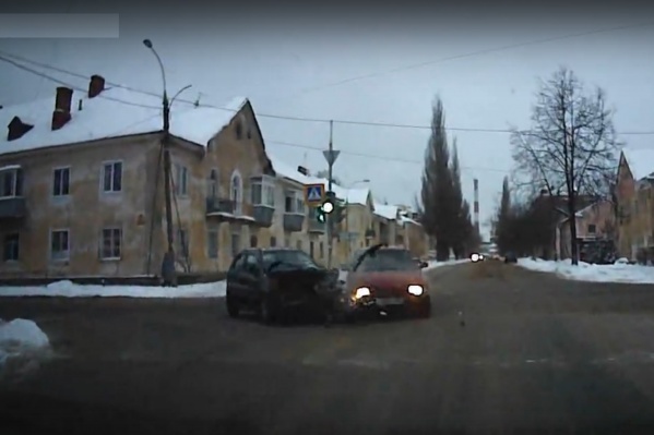 Осколки пластика прилетели в лобовое стекло третьей машине Осколки пластика прилетели в лобовое стекло третьей машине