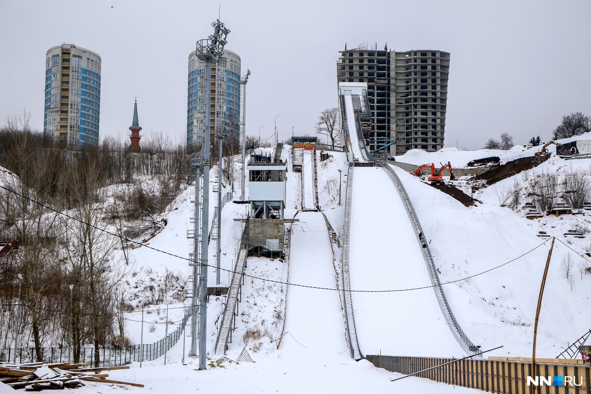 Смотрите — он настоящий: в Нижнем Новгороде наконец-то заканчивают строительство лыжного трамплина