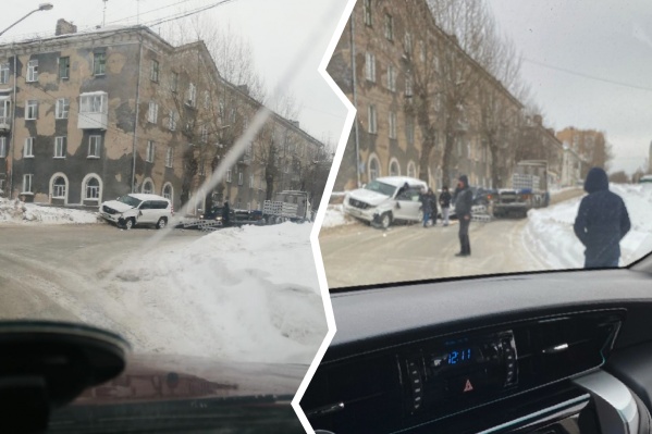ДТП создало серьёзную пробку в районе улицы Залесского ДТП создало серьёзную пробку в районе улицы Залесского