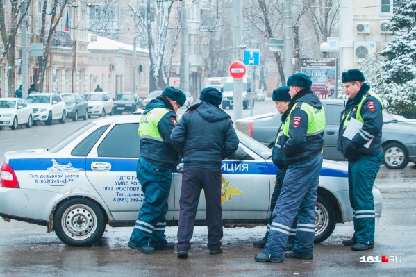 Сотрудники полиции работают на месте аварии Сотрудники полиции работают на месте аварии