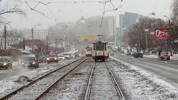 В Челябинске трамваи встали из-за смерти пассажира