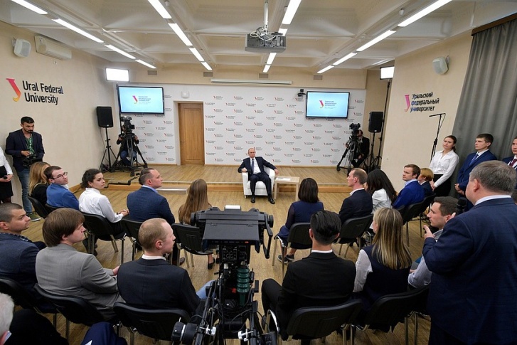 Путин встречался со студентами УрФУ 9 июля Путин встречался со студентами УрФУ 9 июля