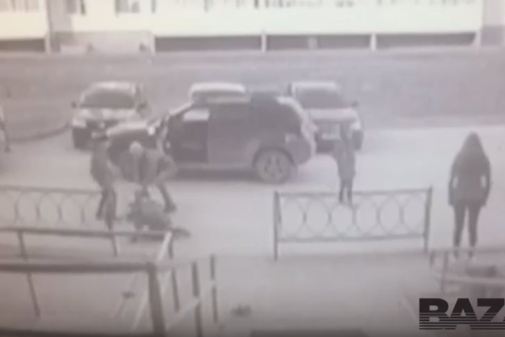 Отец вмешался в драку. Стоп-кадр из видео Отец вмешался в драку. Стоп-кадр из видео
