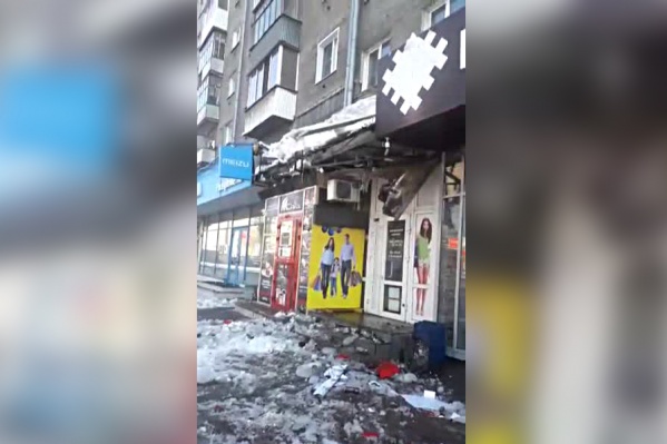 Упавшая с крыши глыба льда разбила вывеску киоска Упавшая с крыши глыба льда разбила вывеску киоска