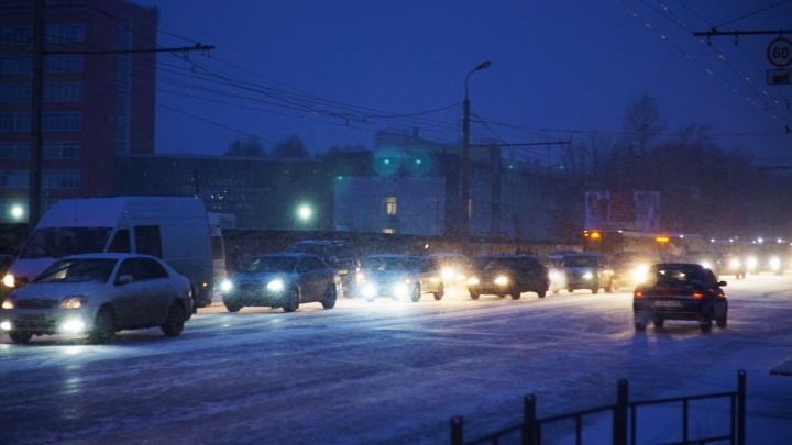 Непогода спровоцировала в Омске десятибалльные пробки