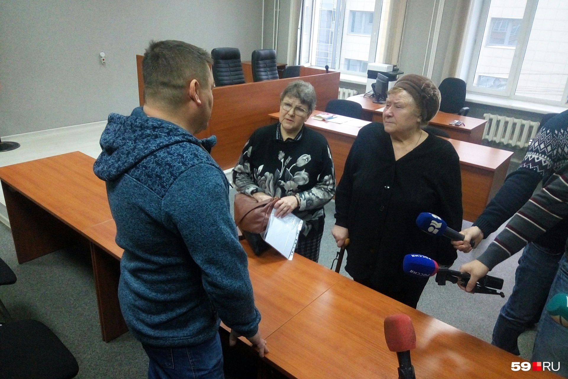 Во время перерыва со своими вопросами подошли и обманутые вкладчики Во время перерыва со своими вопросами подошли и обманутые вкладчики