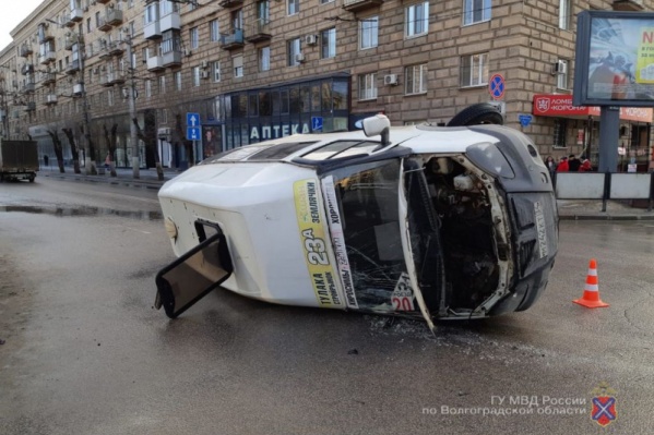 На перекрестке Ленина с Комсомольской постоянно бьются и легковые, и маршрутки На перекрестке Ленина с Комсомольской постоянно бьются и легковые, и маршрутки