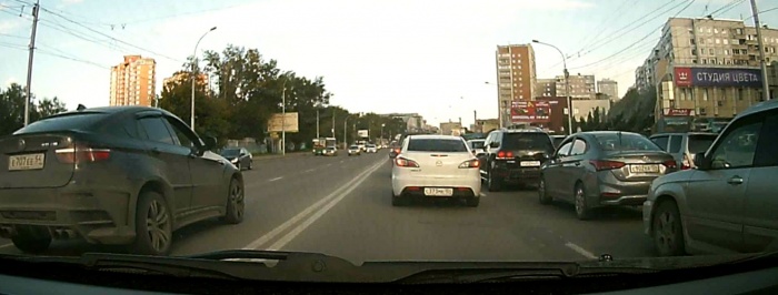 Водитель BMW X6 выехал на встречную полосу, не доезжая до перекрёстка улицы Кошурникова с улицей Федосеева Водитель BMW X6 выехал на встречную полосу, не доезжая до перекрёстка улицы Кошурникова с улицей Федосеева