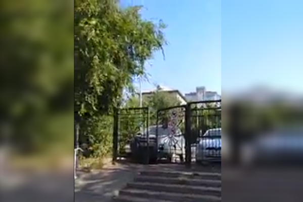 На кадрах заметно, что слишком близко к выходу припарковались минимум три авто На кадрах заметно, что слишком близко к выходу припарковались минимум три авто