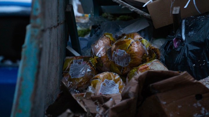 «Хлеб в мусорке — это кощунство»: читатели 29.RU возмутились просрочкой, выброшенной из магазина